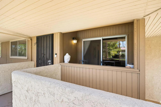 575 N Villa Court, Palm Springs CA: https://media.crmls.org/mediaz/31cfadb1-2b3a-42dd-913b-b0a81cd466d4.jpg