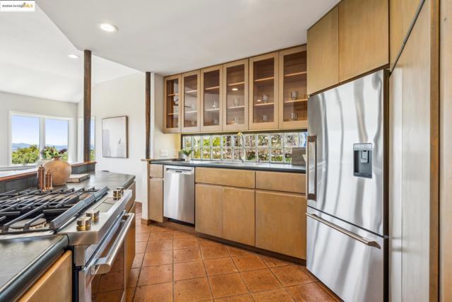 917 Avis Dr, El Cerrito CA: https://media.crmls.org/mediaz/31d02d7e-062f-42b4-9f05-fd6f33b11574.jpg
