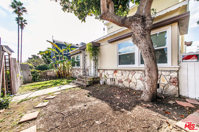 139 N Harper Avenue, Los Angeles CA: https://media.crmls.org/mediaz/31d07d20-c493-4409-829a-97e30b4cb17c.jpg