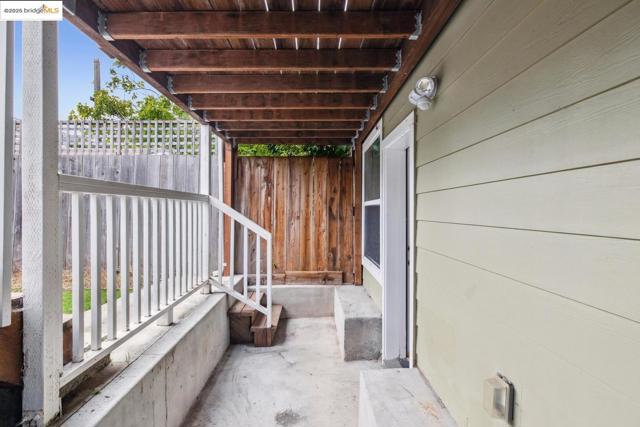 1537 Revere AVE, San Francisco CA: https://media.crmls.org/mediaz/31d0fc77-7d79-4e7f-8514-dc00b2142983.jpg