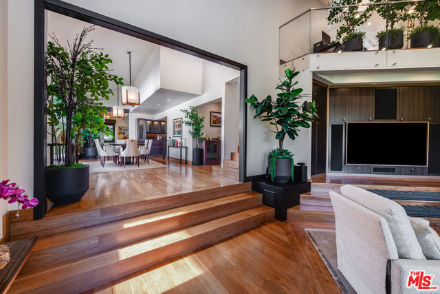 3000 Cornwall Drive, Glendale CA: https://media.crmls.org/mediaz/31d12d23-a8da-4cd7-822a-2b9728441ddb.jpg