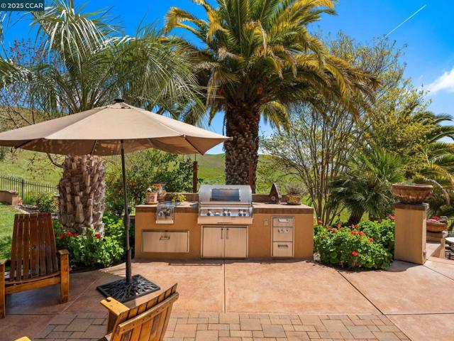 4640 Kingswood Dr, Danville CA: https://media.crmls.org/mediaz/31d15f16-1635-4dc6-8a5a-9e7c9db6b614.jpg
