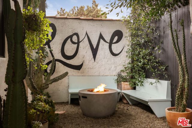 1012 Superba Avenue, Venice CA: https://media.crmls.org/mediaz/31d1cbfd-97c6-417d-a275-39930050c9d3.jpg