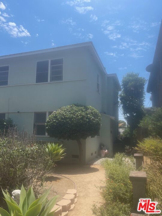 4426 Finley Avenue, Los Angeles CA: https://media.crmls.org/mediaz/31d3f4c9-8e52-465e-811d-412d450e5694.jpg