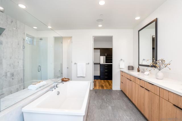 5384 Aurora Summit Trl, San Diego CA: https://media.crmls.org/mediaz/31d46f82-6b30-4216-84f5-2dc75b287e0d.jpg