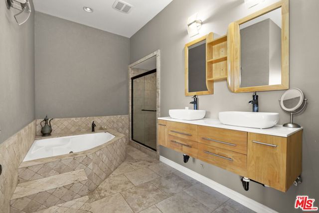 1018 N Tigertail Road, Los Angeles CA: https://media.crmls.org/mediaz/31d5a64d-d398-447c-9587-b218e8be6ec9.jpg