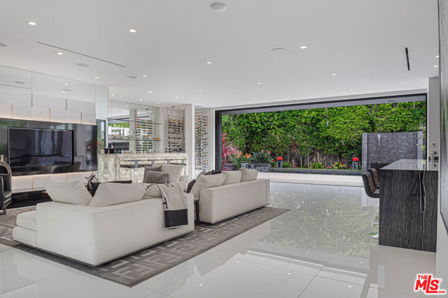 511 N Rexford Drive, Beverly Hills CA: https://media.crmls.org/mediaz/31d6a337-c119-49a1-b34a-b8ba2ca6d834.jpg