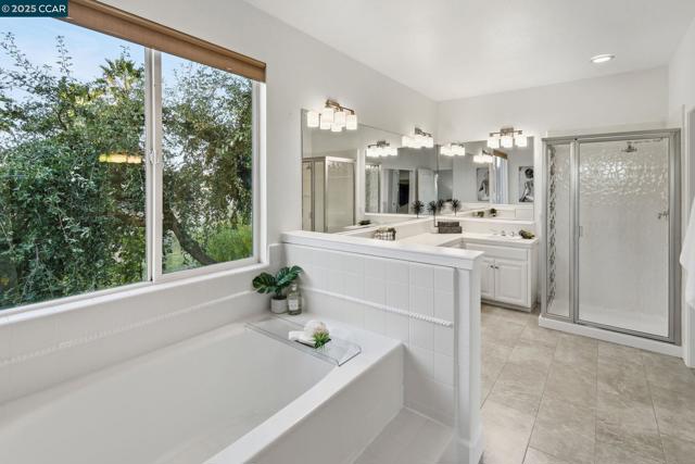 1975 Holly Creek Pl, Concord CA: https://media.crmls.org/mediaz/31d6ee55-4fc5-4446-b461-9e5531302da7.jpg