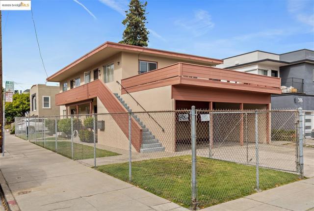 3802 Shafter Ave, Oakland CA: https://media.crmls.org/mediaz/31d72b38-22a8-489f-93b0-b99a8be620d2.jpg