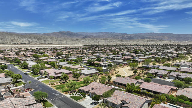 41399 Manchester Street, Indio CA: https://media.crmls.org/mediaz/31d7a261-ff41-404a-96c6-dd92cece0725.jpg