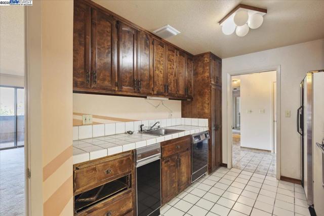 26937 Hayward Blvd, Hayward CA: https://media.crmls.org/mediaz/31d94fc6-9db6-4766-a8d9-37ac0af85b9e.jpg