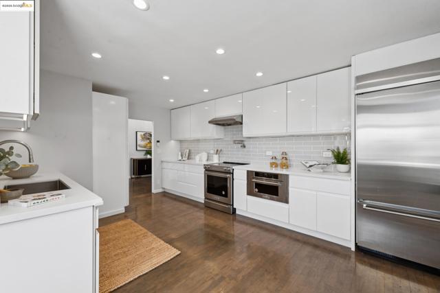 2861 Chelsea Drive, Oakland CA: https://media.crmls.org/mediaz/31db7979-47d8-4cfc-a4d0-1ab21551704f.jpg