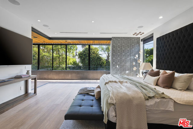 428 N La Jolla Avenue, Los Angeles CA: https://media.crmls.org/mediaz/31db9871-daed-40f7-bfd6-2d6f2a5ab85d.jpg