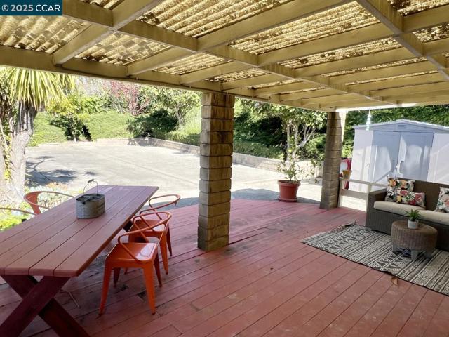 109 Scotts Chute Ct, Richmond CA: https://media.crmls.org/mediaz/31dbab8e-83d1-49ff-8d29-97168cee3217.jpg