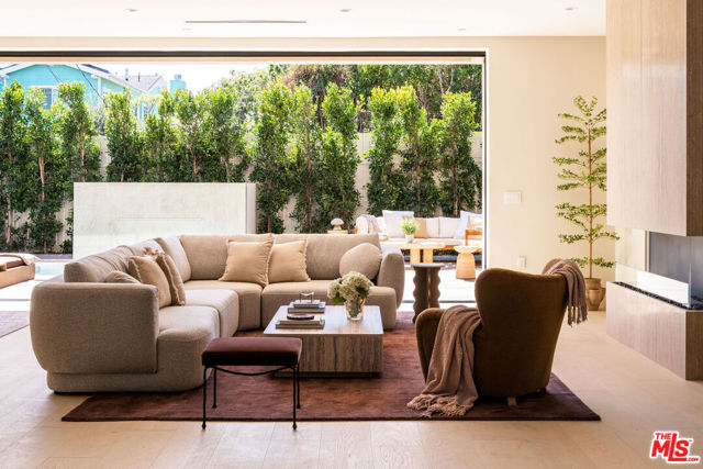 2457 Glyndon Avenue, Venice CA: https://media.crmls.org/mediaz/31dbea27-b030-454e-a5a4-8f47ea78af24.jpg