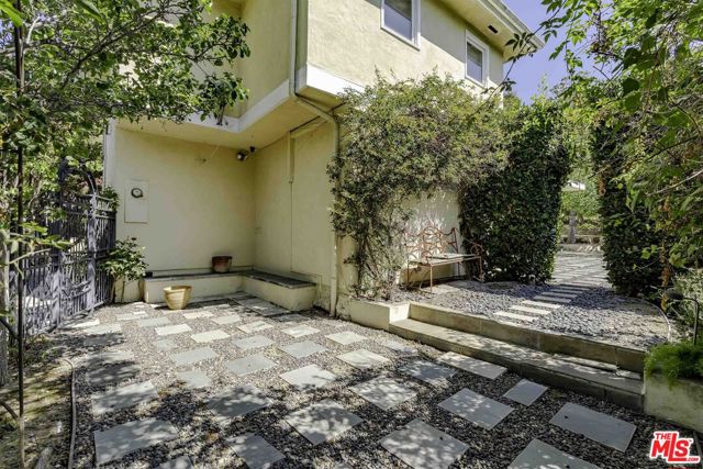 2250 Betty Lane, Beverly Hills CA: https://media.crmls.org/mediaz/31ddb782-8099-4012-9952-b5b878f45581.jpg