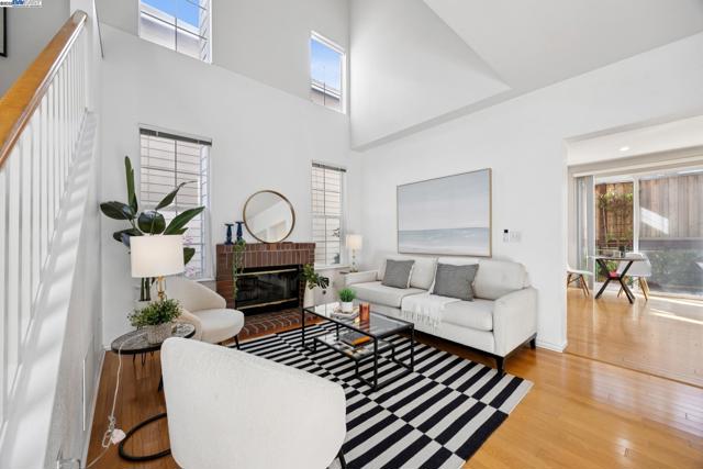 15 Mcdonnel Rd, Alameda CA: https://media.crmls.org/mediaz/31de4cc1-a2fb-4189-acc2-3e3525270d80.jpg