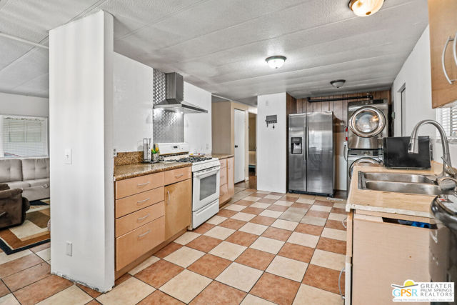 17555 Corkill Rd, Desert Hot Springs CA: https://media.crmls.org/mediaz/31df5ab3-ca59-4480-b738-8456bfb2c531.jpg