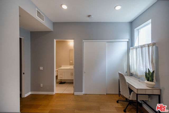 1246 1/2 Gordon Street, Los Angeles CA: https://media.crmls.org/mediaz/31dfa1f6-b5d2-4507-8f0f-461084877275.jpg