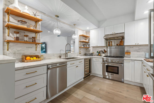 13600 Marina Pointe Drive, Marina del Rey CA: https://media.crmls.org/mediaz/31e08aba-3e2f-4ce2-bc57-f83ffb4971f8.jpg