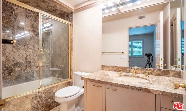 10214 Candleberry Lane, Northridge CA: https://media.crmls.org/mediaz/31e0e6f2-7791-47a7-93a0-8da7113c9639.jpg