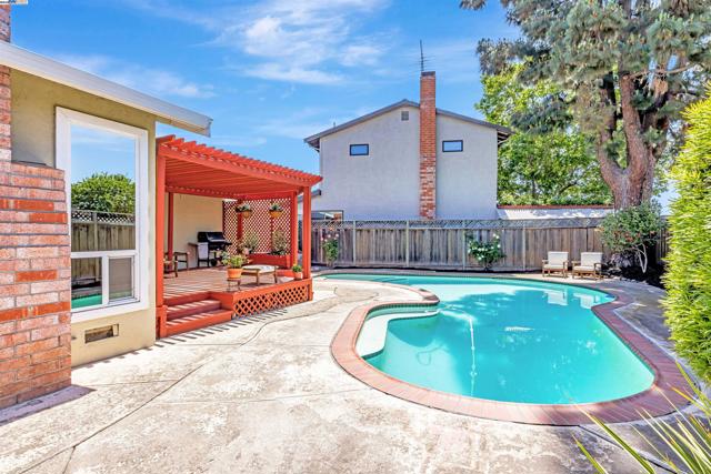 3335 Cornish Ct, Fremont CA: https://media.crmls.org/mediaz/31e12af1-6105-4d69-b987-0cf3f6cc8247.jpg