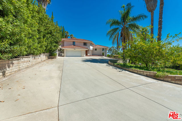 2357 Knob Hill Drive, Riverside CA: https://media.crmls.org/mediaz/31e26b10-61d7-432b-a023-d98cb4c9af76.jpg
