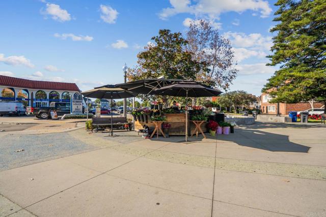 1050 Orange ave, Coronado CA: https://media.crmls.org/mediaz/31e2990c-313d-4384-a991-5aa8e5f42f29.jpg