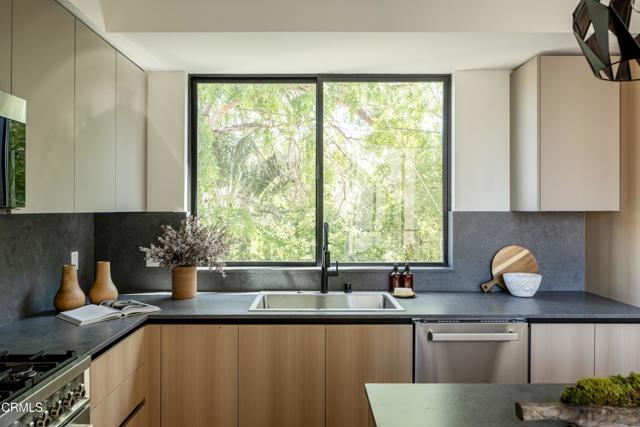 Detail Gallery Image 14 of 31 For 506 1/2 N Sycamore Ave, Los Angeles,  CA 90036 - 4 Beds | 3/1 Baths