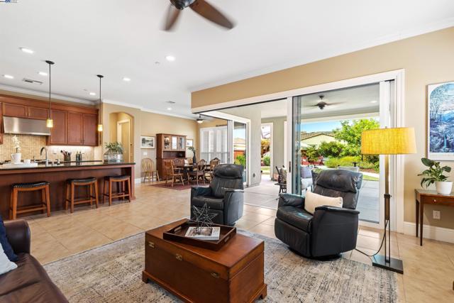 2062 Reserva Ct, Brentwood CA: https://media.crmls.org/mediaz/31e49be1-01ba-45ad-946e-f1ef469cc804.jpg