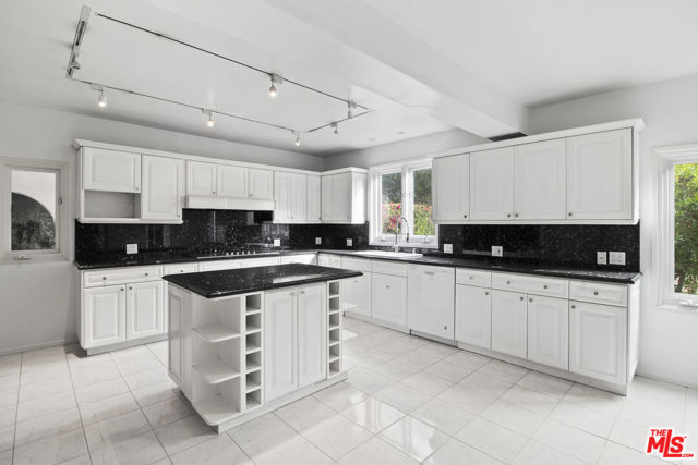 713 N Elm Drive, Beverly Hills CA: https://media.crmls.org/mediaz/31e4ec25-18bd-48ae-8697-35a86ec65d91.jpg