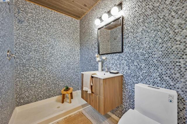 4004 Salem St, Concord CA: https://media.crmls.org/mediaz/31e539ea-f82d-4f26-b3f7-0613e900b992.jpg