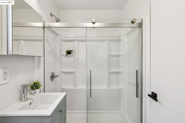 904 41st St, Oakland CA: https://media.crmls.org/mediaz/31e6b6d0-22f1-4c1f-8c3f-f7c0ba3f303a.jpg