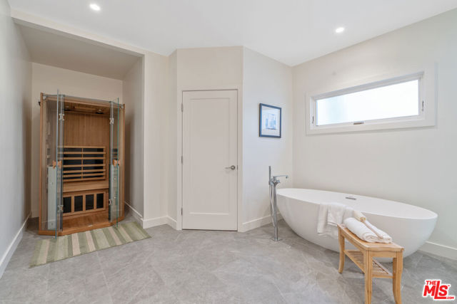 632 S Arden Boulevard, Los Angeles CA: https://media.crmls.org/mediaz/31e70994-4c1f-433a-9904-b7957e9eccbc.jpg