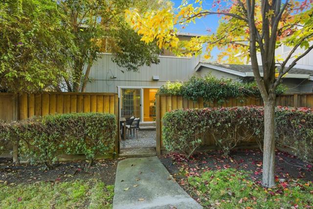 1542 Canna Court, Mountain View CA: https://media.crmls.org/mediaz/31e83ae4-0a7c-408b-91c3-44b687a83fd3.jpg