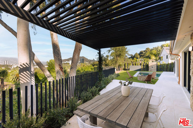 3620 Wrightwood Drive, Studio City CA: https://media.crmls.org/mediaz/31e8c6f4-174f-486f-a538-7cfd4e4f2708.jpg