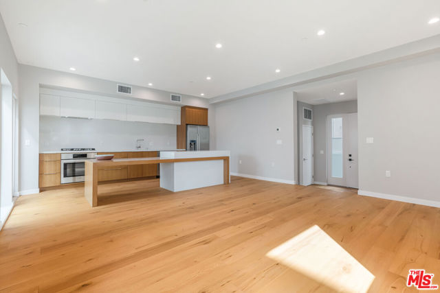 1729 S Barrington Avenue, Los Angeles CA: https://media.crmls.org/mediaz/31ea45d4-8c7e-4435-a3fa-6e6f7d1b8eef.jpg