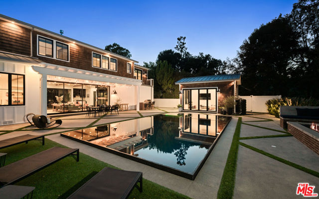 16101 Royal Mount Drive, Encino CA: https://media.crmls.org/mediaz/31eb1fb5-c9f3-43cd-b0f0-a697e8bad32f.jpg