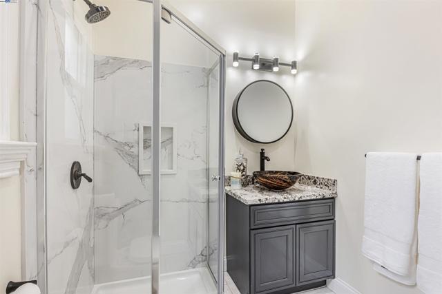 2211 24Th Ave, Oakland CA: https://media.crmls.org/mediaz/31ec0748-96f8-4d0e-9d13-071a6693cb2f.jpg