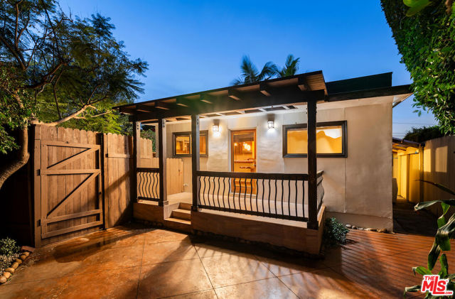 667 Santa Clara Avenue, Venice CA: https://media.crmls.org/mediaz/31ec0dc3-3373-49b0-81e5-00643543e7fe.jpg