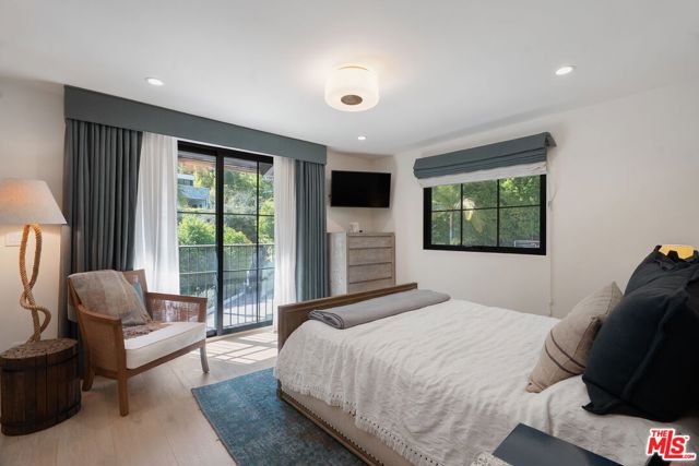 7651 Willow Glen Road, Los Angeles CA: https://media.crmls.org/mediaz/31ed9417-b1d8-42b7-b38a-6610a0dccd76.jpg