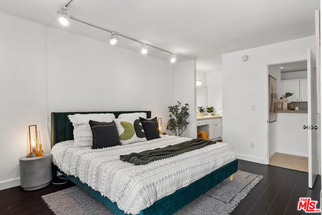 1885 Veteran Avenue, Los Angeles CA: https://media.crmls.org/mediaz/31edbbff-06fb-4f1e-adcc-be6c7cdd08ff.jpg