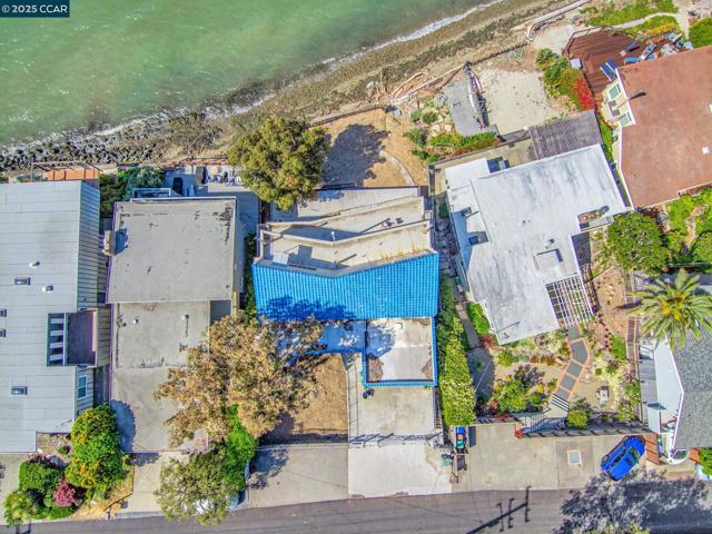 841 Ocean Ave, Richmond CA: https://media.crmls.org/mediaz/31ee452e-4af5-4fcb-bd7f-11962a464d17.jpg