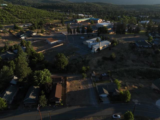 563 Shasta Avenue, Weed CA: https://media.crmls.org/mediaz/31eeff36-e44d-453c-9b38-fc21058bd98a.jpg