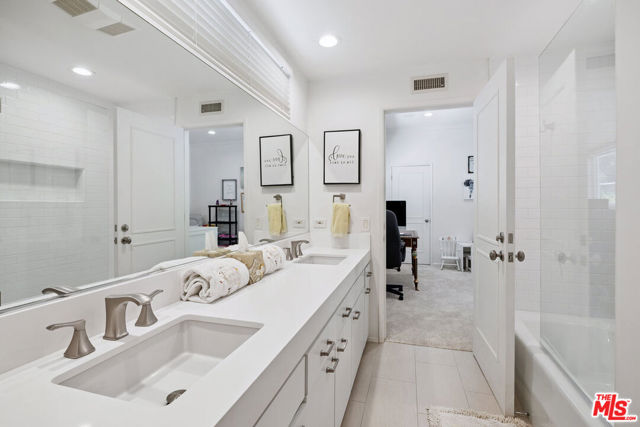 18141 Green Meadow Drive, Encino CA: https://media.crmls.org/mediaz/31ef23f6-7ab7-4cad-90d0-2bb94a9cd9c1.jpg