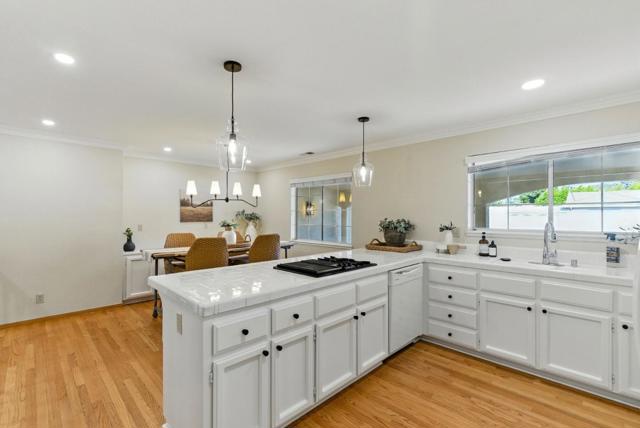 2188 Yorkshire Way, Mountain View CA: https://media.crmls.org/mediaz/31ef5e50-2a78-4c8a-9158-a846b227a81c.jpg