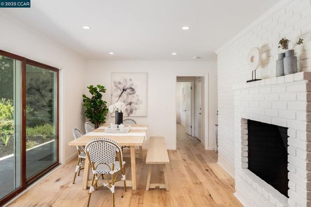 3402 Goyak Dr, Lafayette CA: https://media.crmls.org/mediaz/31efa8bd-d543-4e7c-8159-109b02852e32.jpg