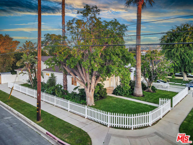 4476 Calhoun Avenue, Sherman Oaks CA: https://media.crmls.org/mediaz/31f00bf5-1439-4cda-85be-aa13643e64ab.jpg