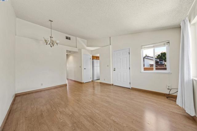 136 Hackamore Ln, Fremont CA: https://media.crmls.org/mediaz/31f071ba-1e81-4193-b213-022e510ac8e0.jpg