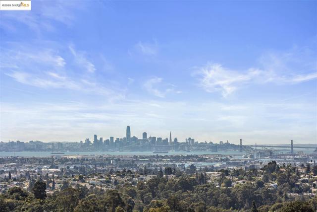 6757 Skyview Dr, Oakland CA: https://media.crmls.org/mediaz/31f086e0-a252-4a7f-96f9-d00798ef8568.jpg